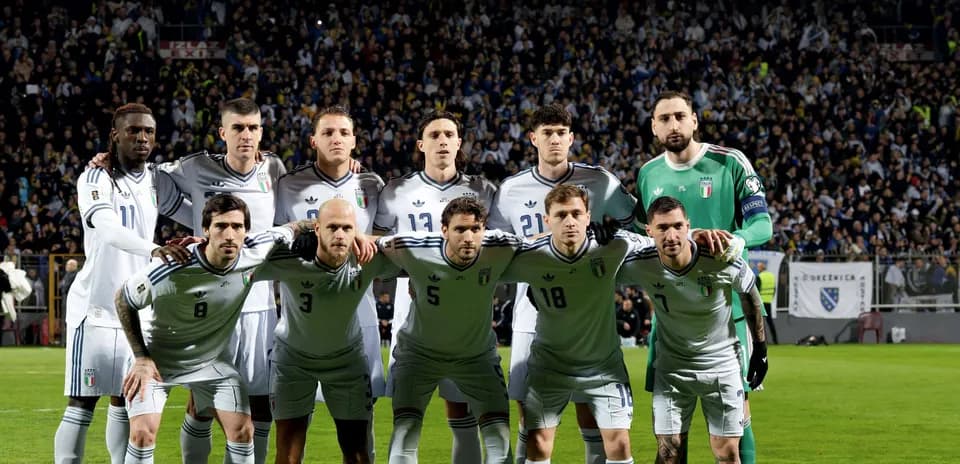 Italy national football team posing before a match