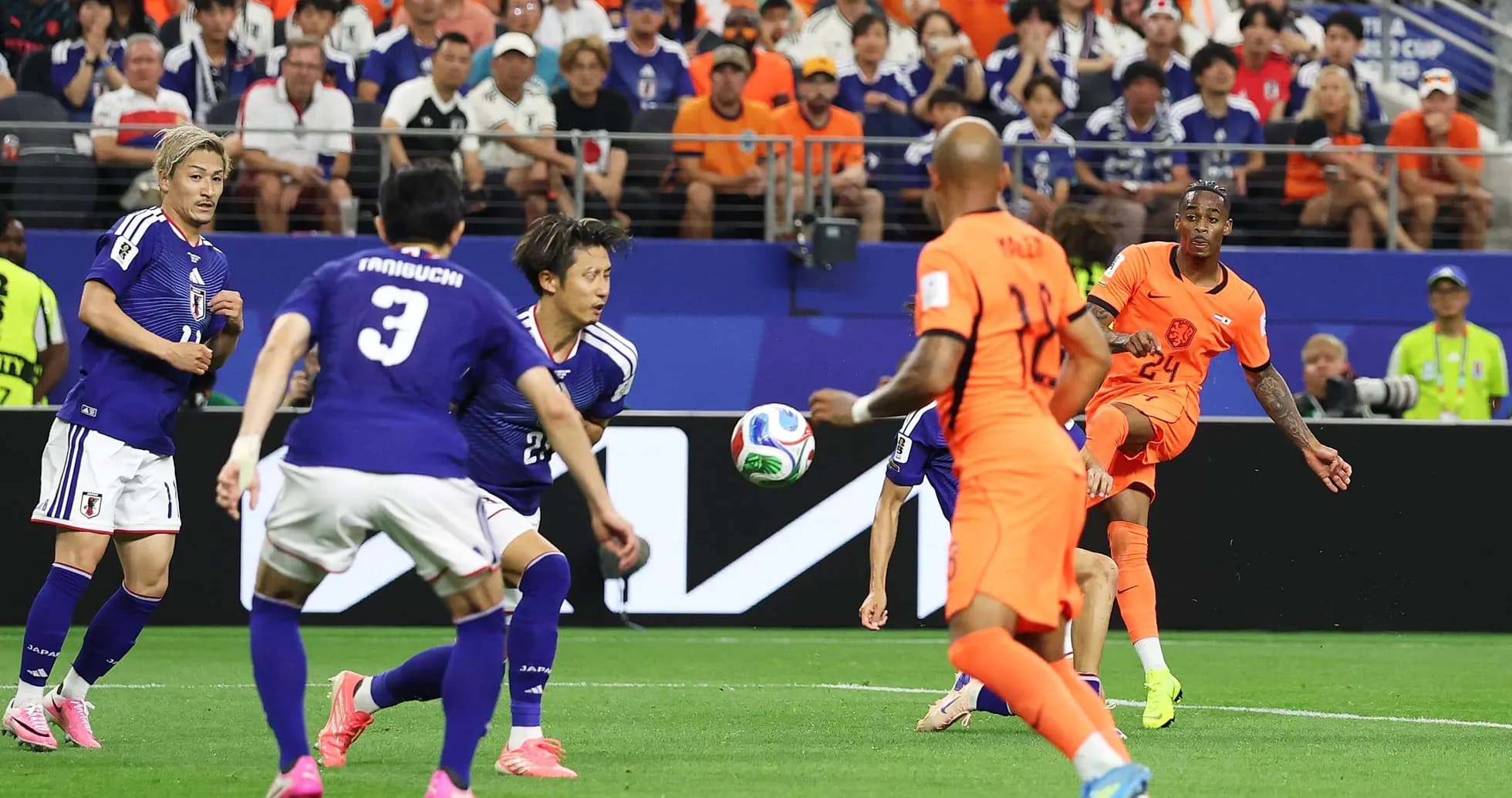 Players from Netherlands and Japan during match
