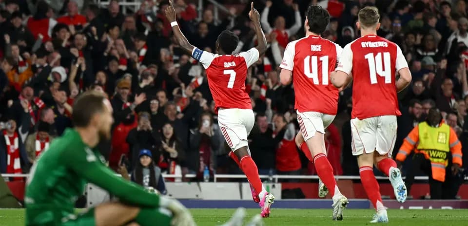 Saka celebrating goal with teammates during match