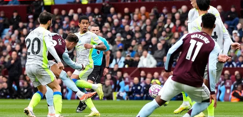 Players competing for the ball in Premier League match
