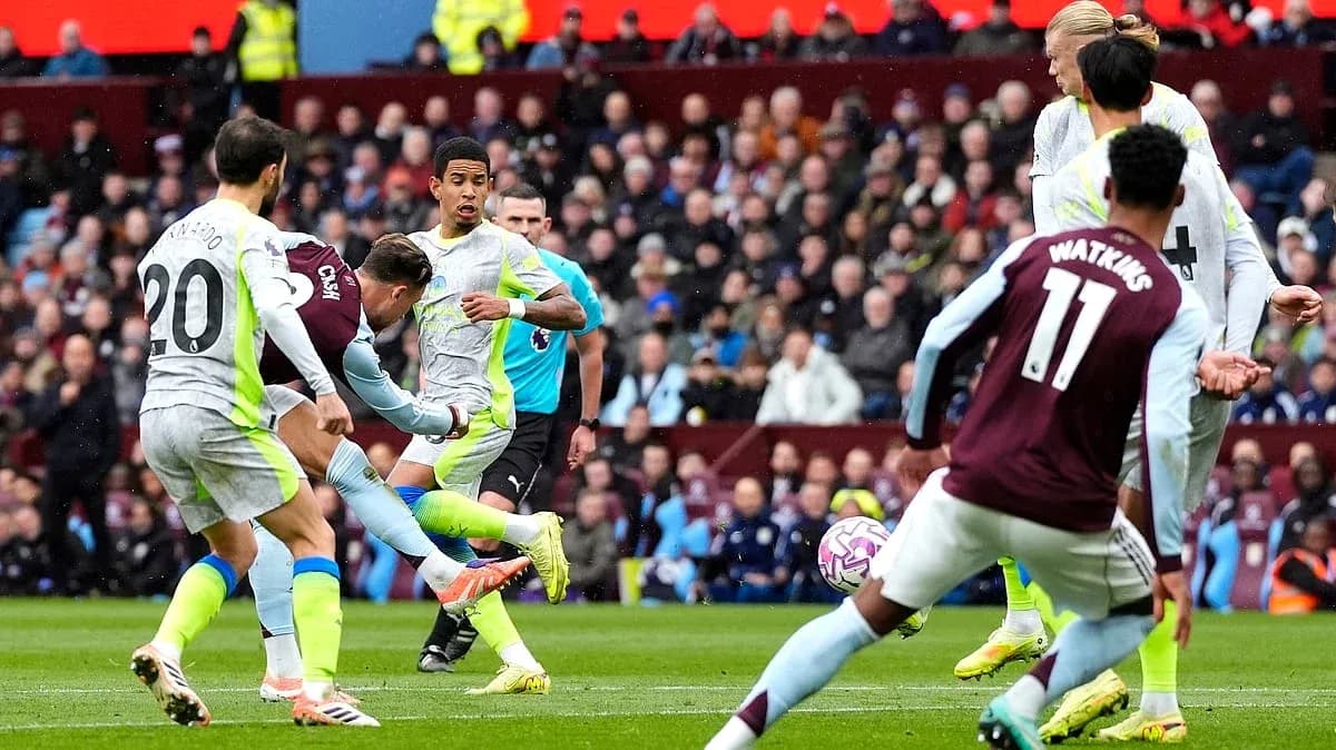Players competing for the ball in Premier League match