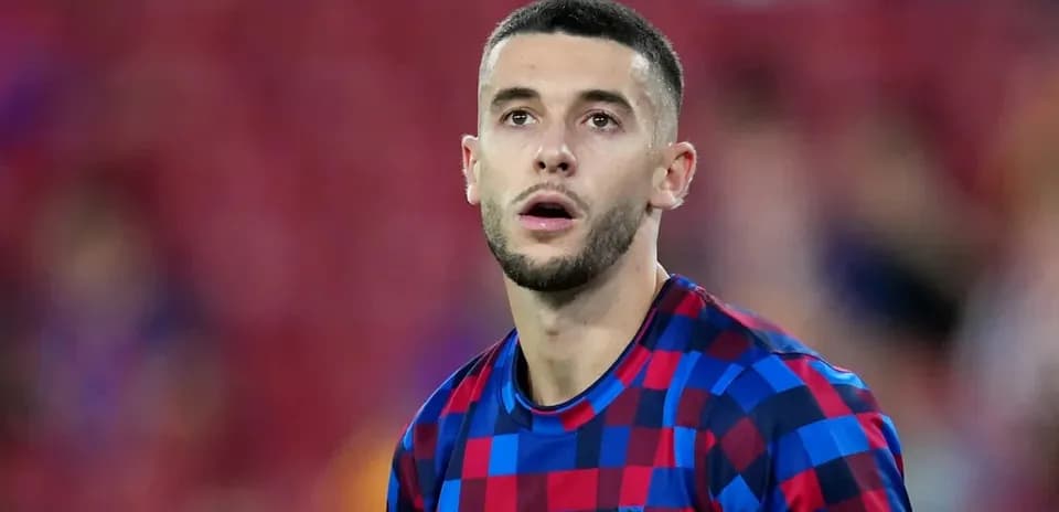 Player in Barcelona jersey during match preparation