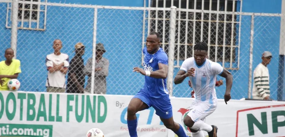 Players competing for the ball in NPFL match