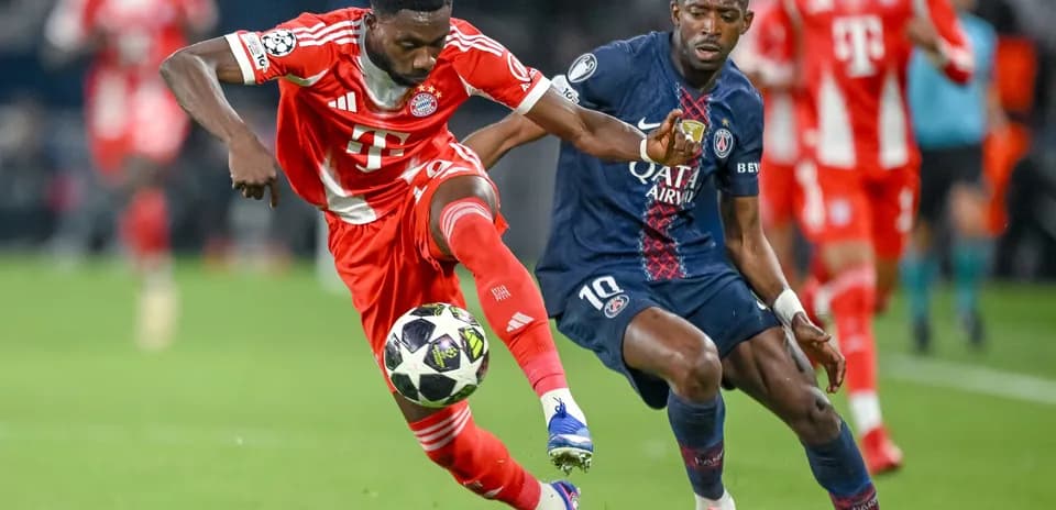 Bayern and PSG players contesting the ball