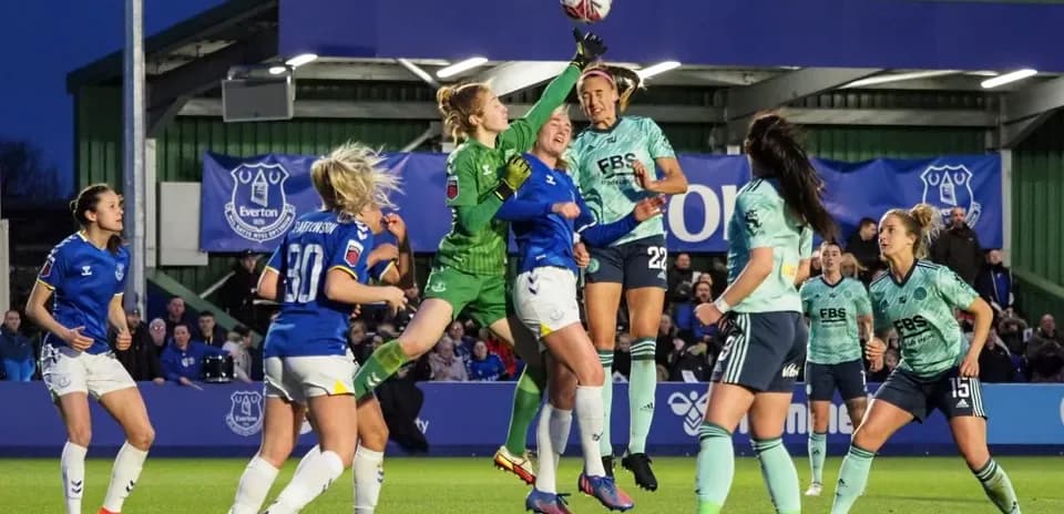 Everton goalkeeper attempts to catch the ball
