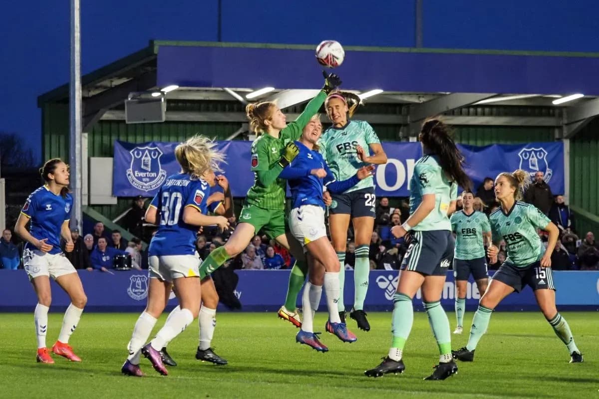 Everton goalkeeper attempts to catch the ball