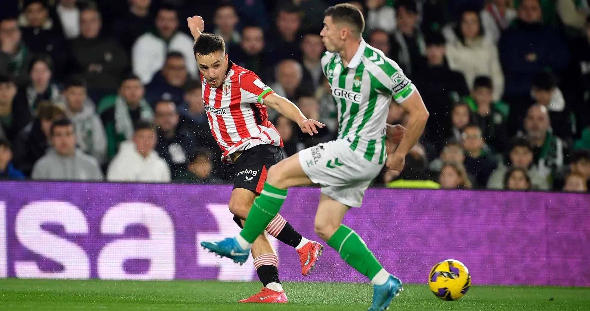 Athletic Club player dribbling against Real Betis