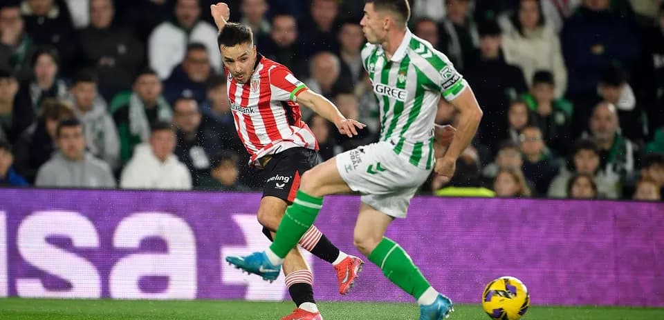 Athletic Club player dribbling against Real Betis