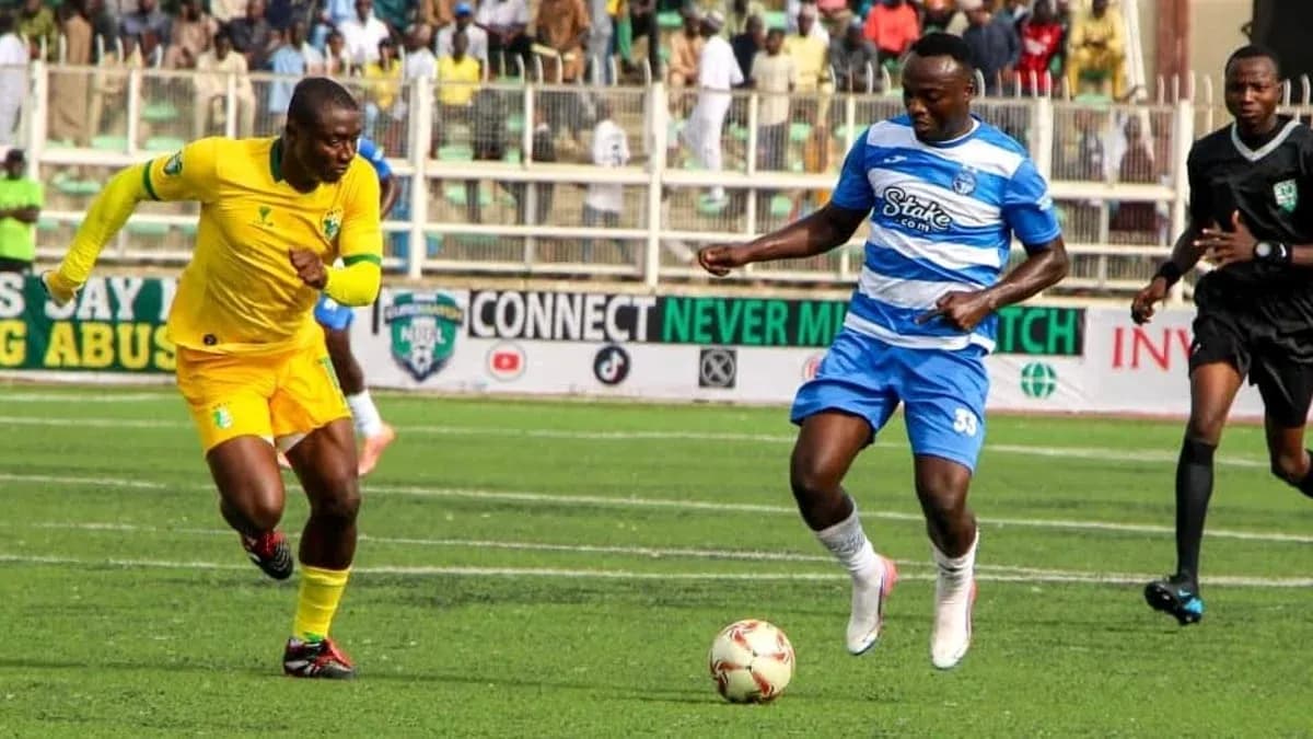 Enyimba player dribbling past Plateau United opponent