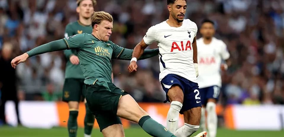 Player from Tottenham evading a tackle during match