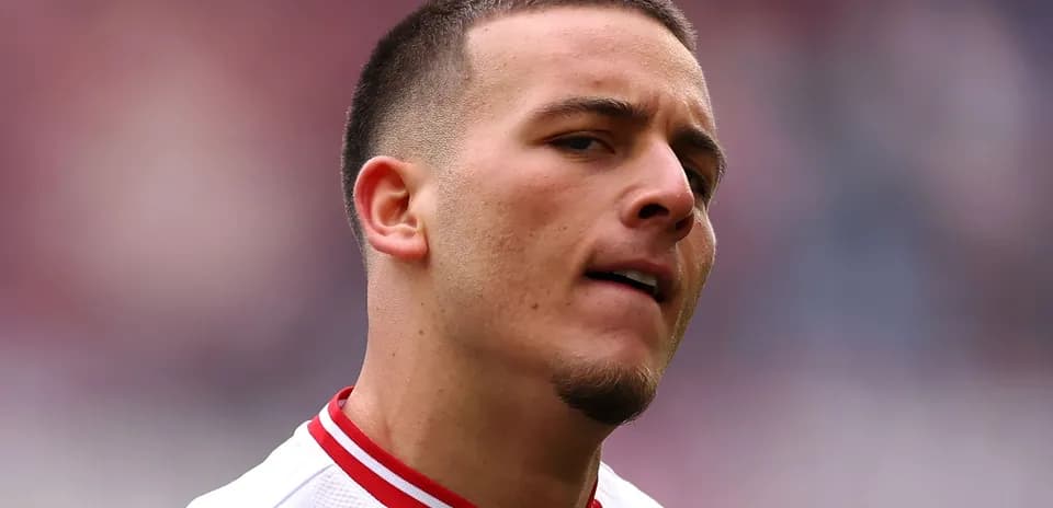 Player with short hair in team jersey