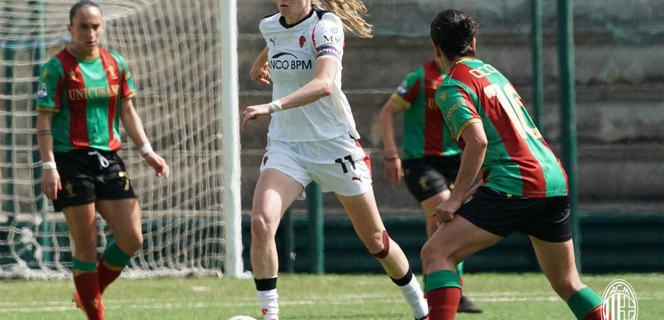 Ternana W player dribbling past AC Milan W opponent