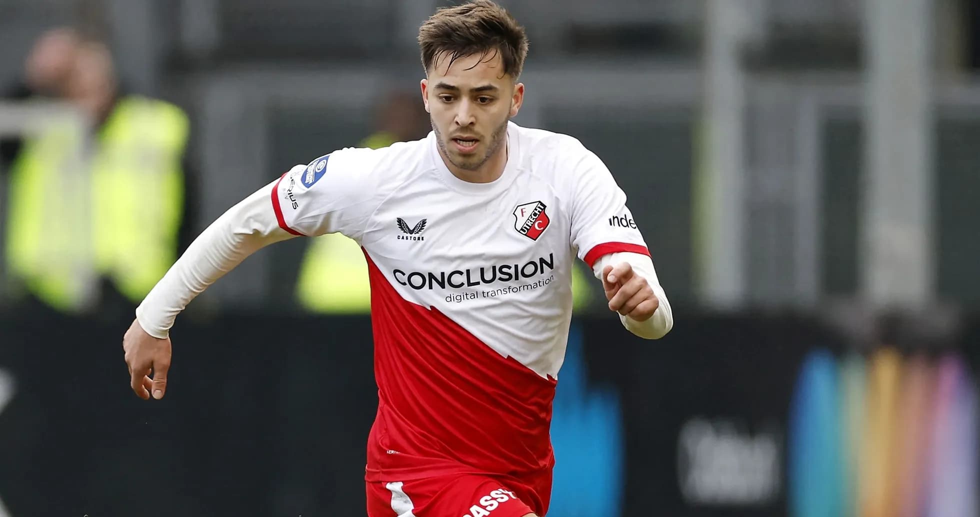 Player sprinting in FC Utrecht kit during match