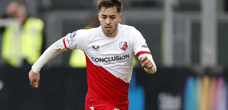 Player sprinting in FC Utrecht kit during match