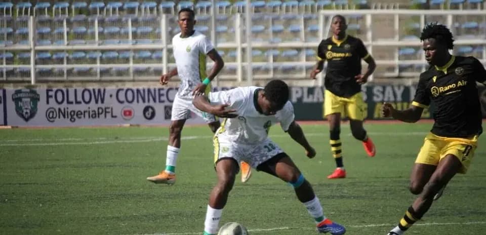 Ranchers Bees player dribbling against Rivers United