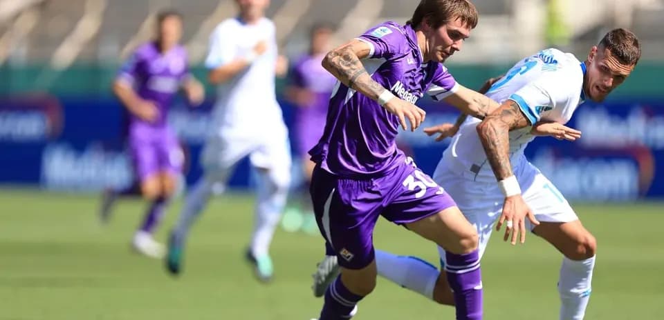 Fiorentina player challenged by Napoli opponent