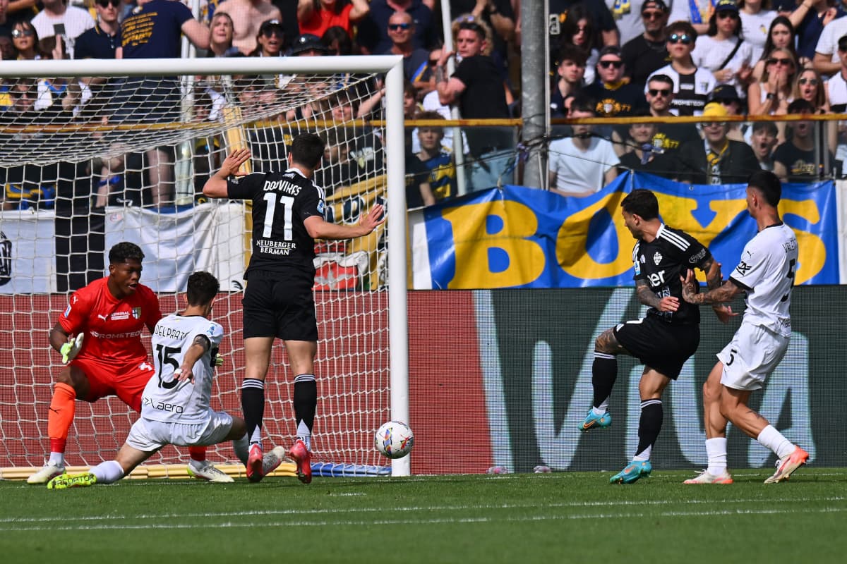 Como player attempting to score against Parma