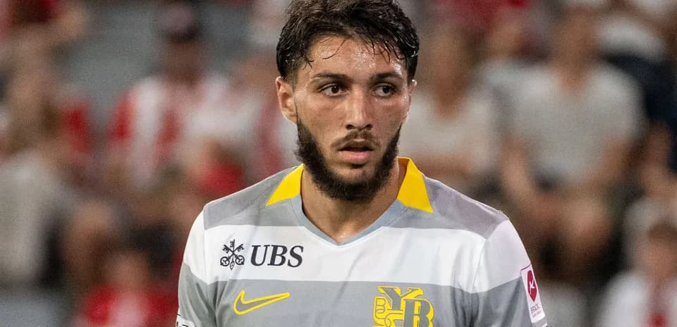 Player in gray and yellow jersey during match