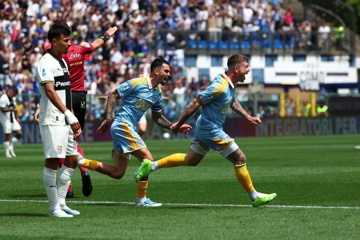 Players celebrating a goal during Como vs Parma match