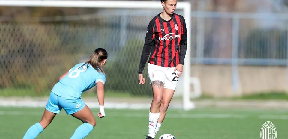 AC Milan player dribbling the ball during match