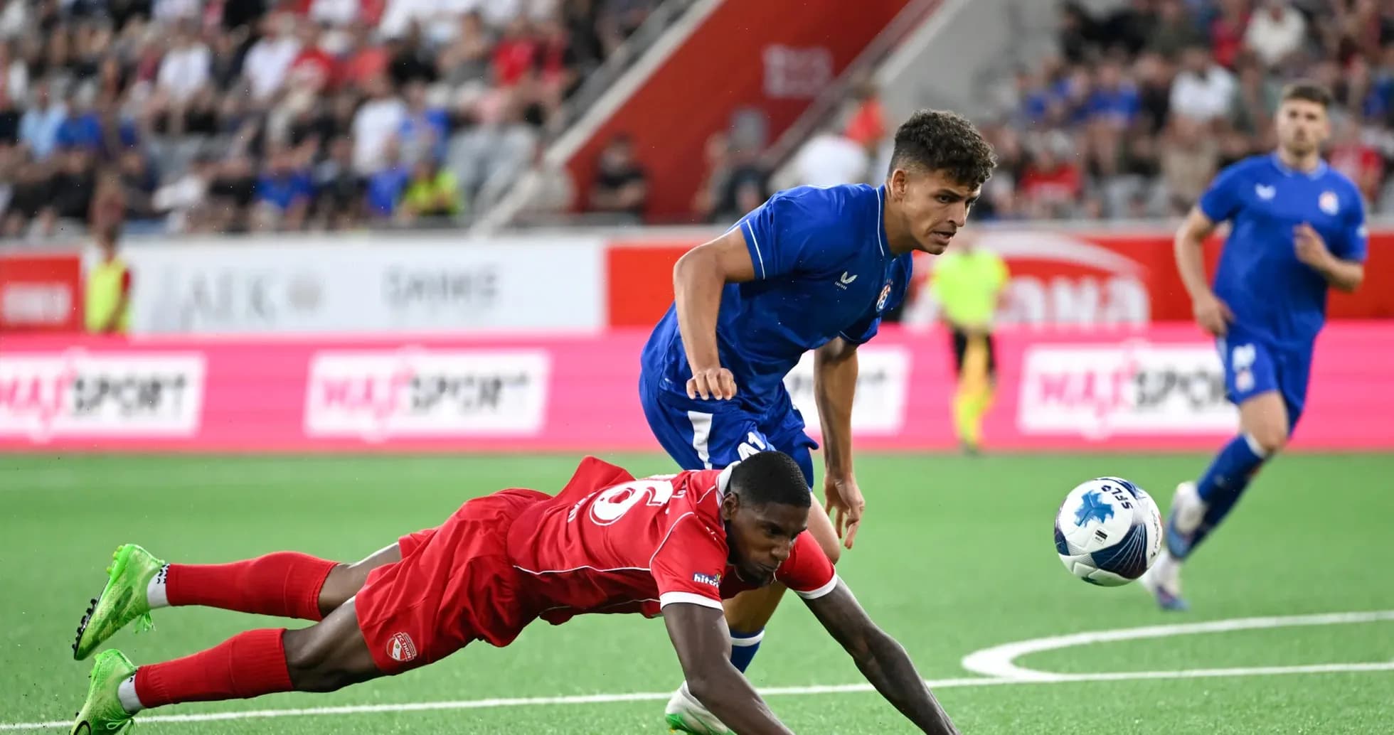 Dinamo Zagreb player tackling FC Thun opponent