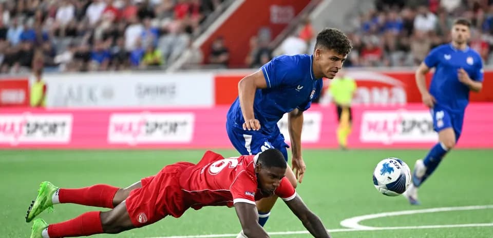 Dinamo Zagreb player tackling FC Thun opponent