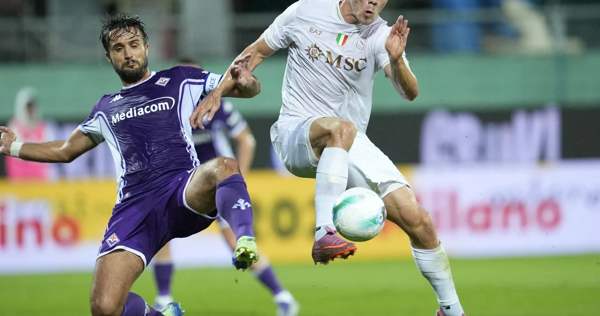 Fiorentina player challenges Napoli opponent for ball