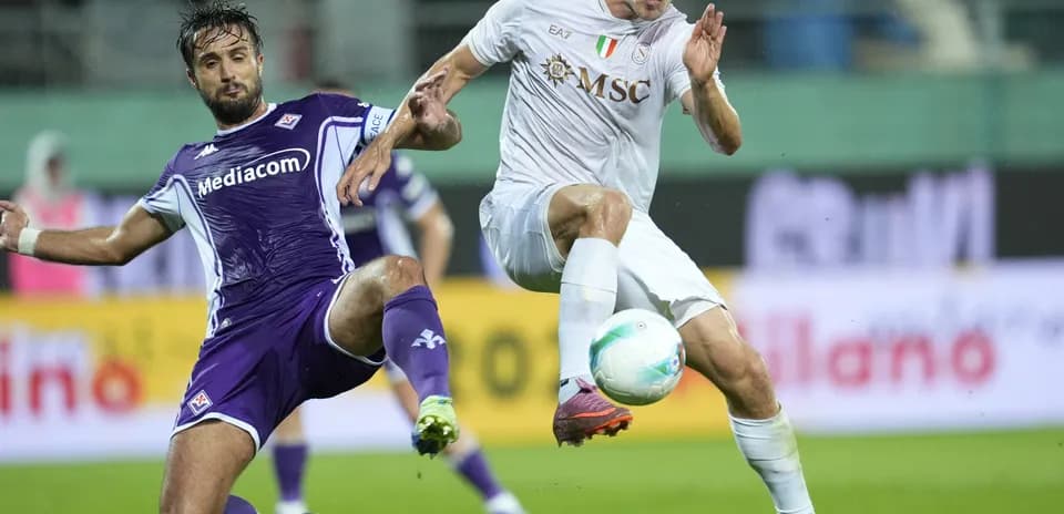 Fiorentina player challenges Napoli opponent for ball