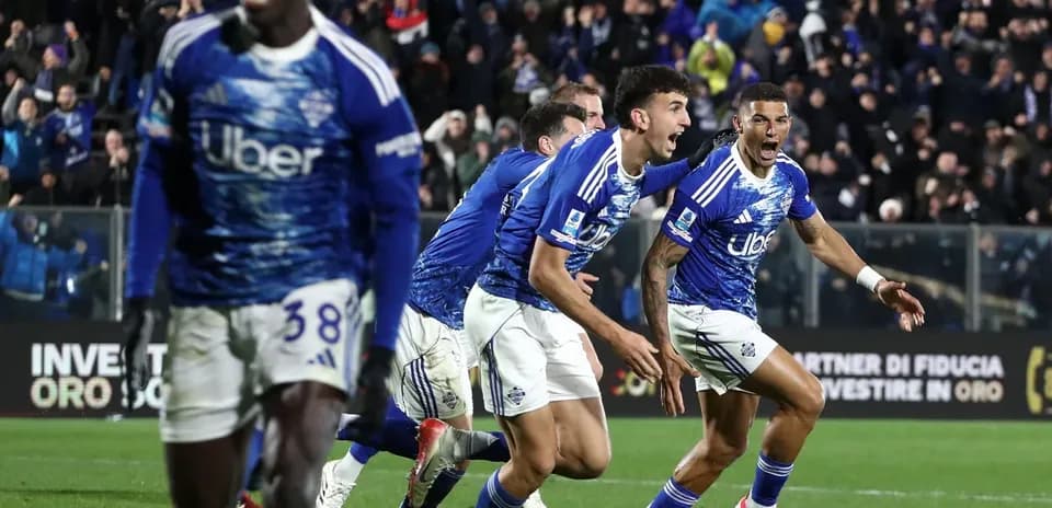Como players celebrating a goal during match