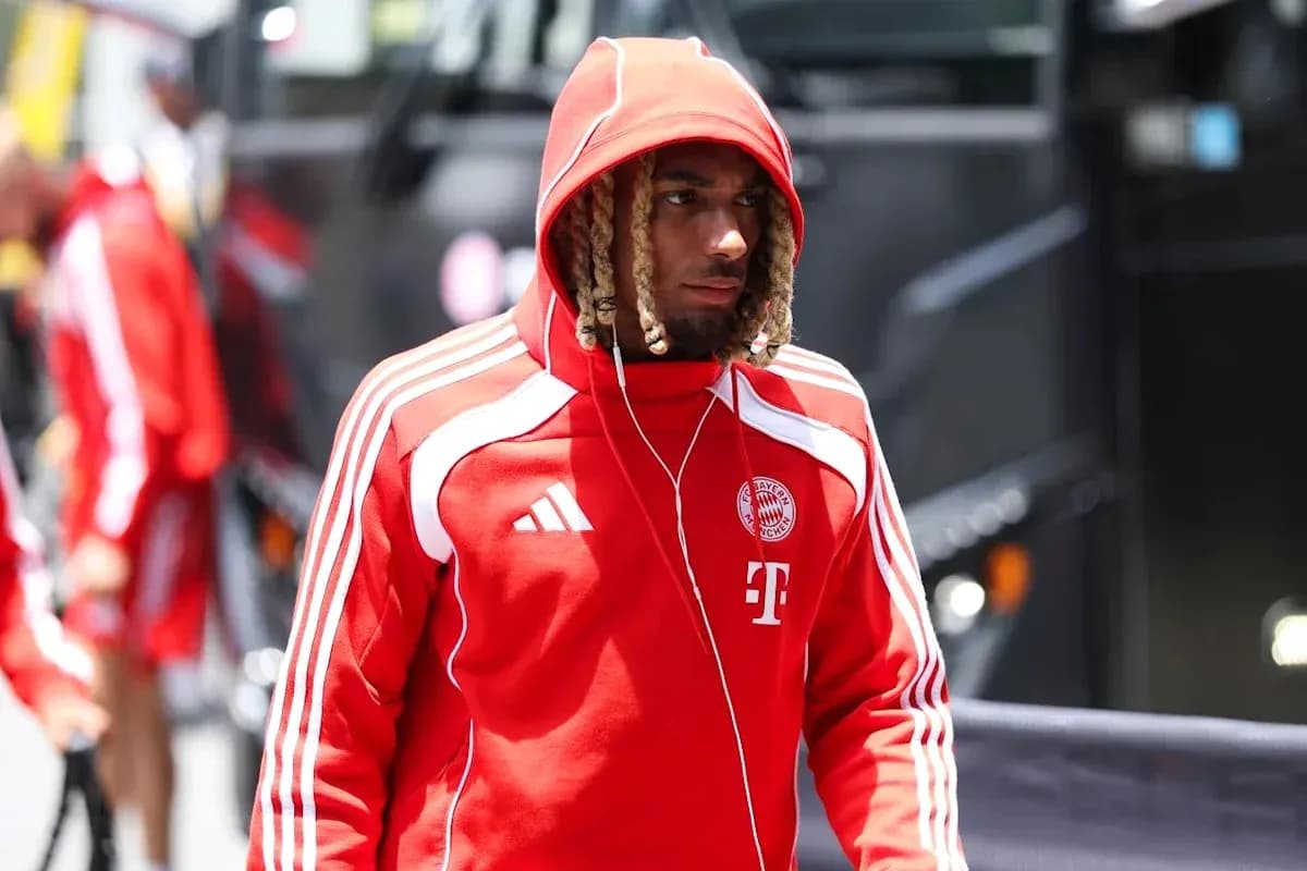 Player walking in red Bayern Munich tracksuit
