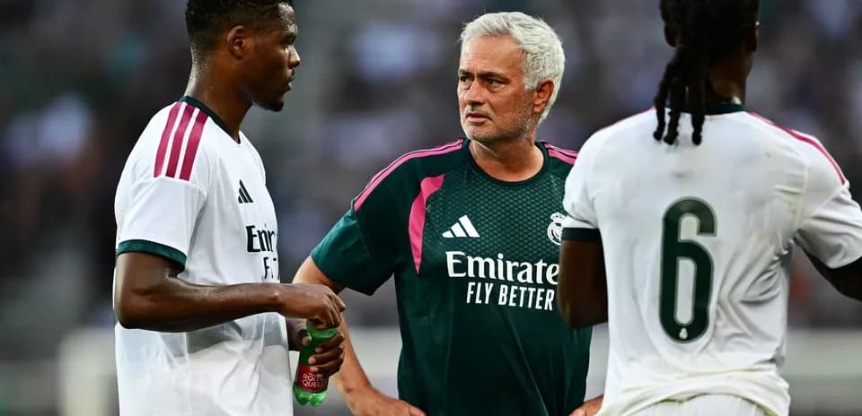 Jose Mourinho discussing strategy with players during training