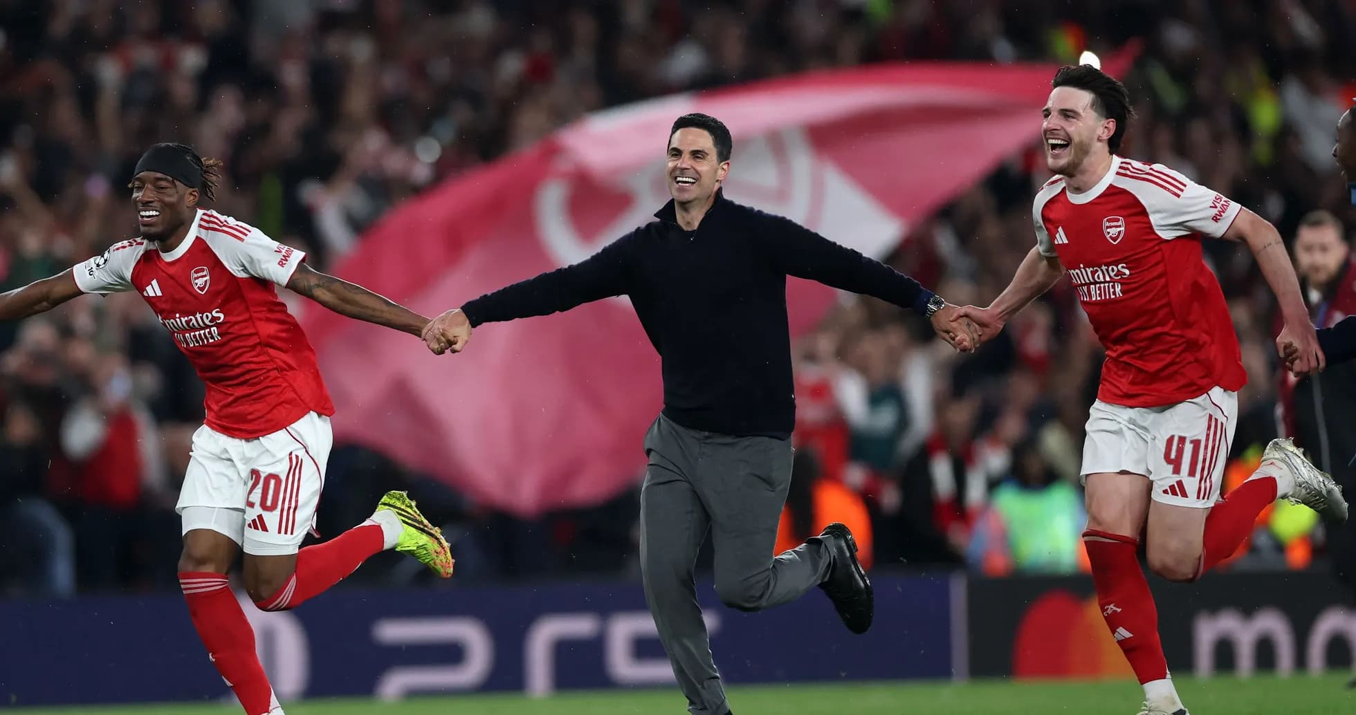 Arsenal players and manager celebrating victory together
