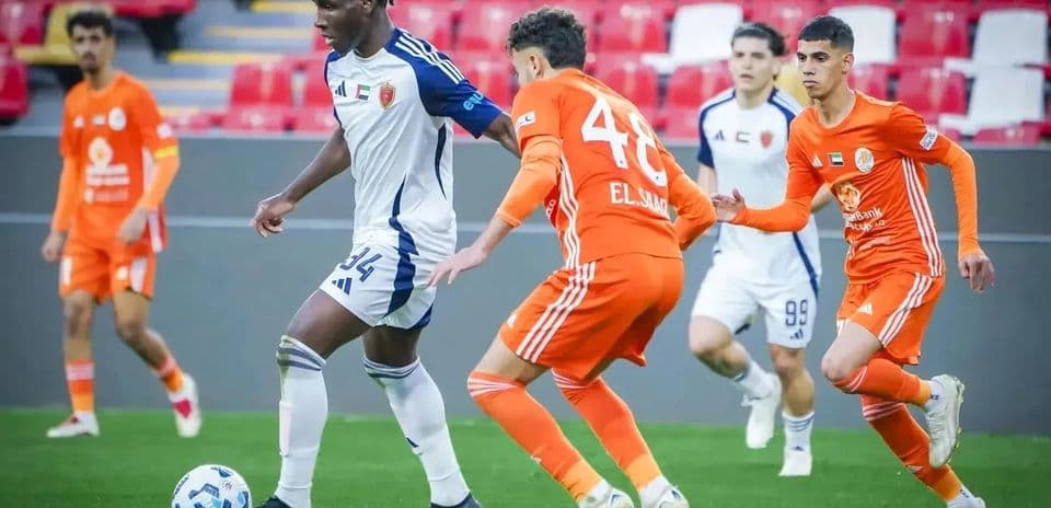 Dibba Al Fujairah U23 player dribbling against Al Ain U23
