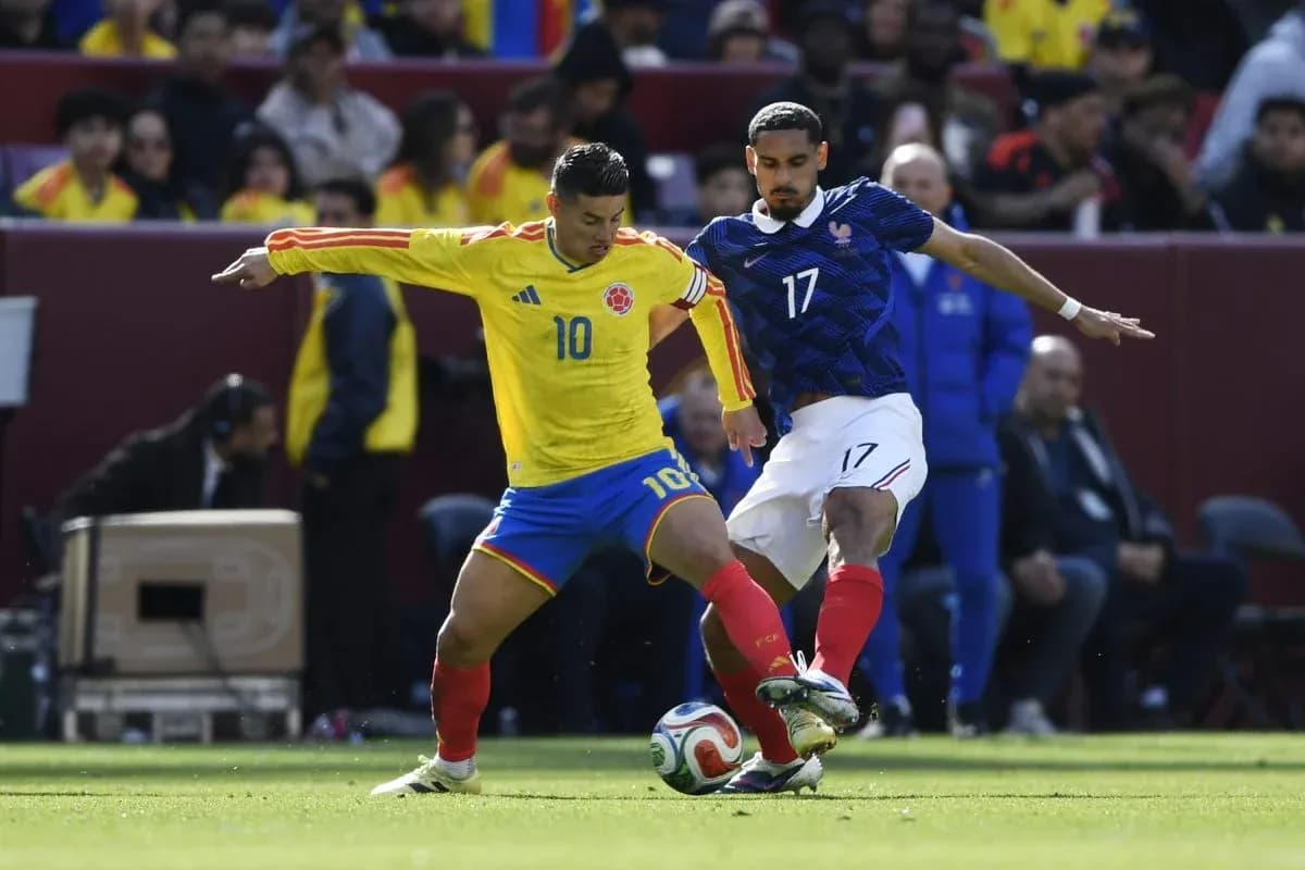 Colombian player dribbling against French opponent