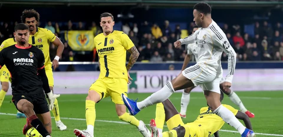 Real Madrid player attempting to score against Villarreal