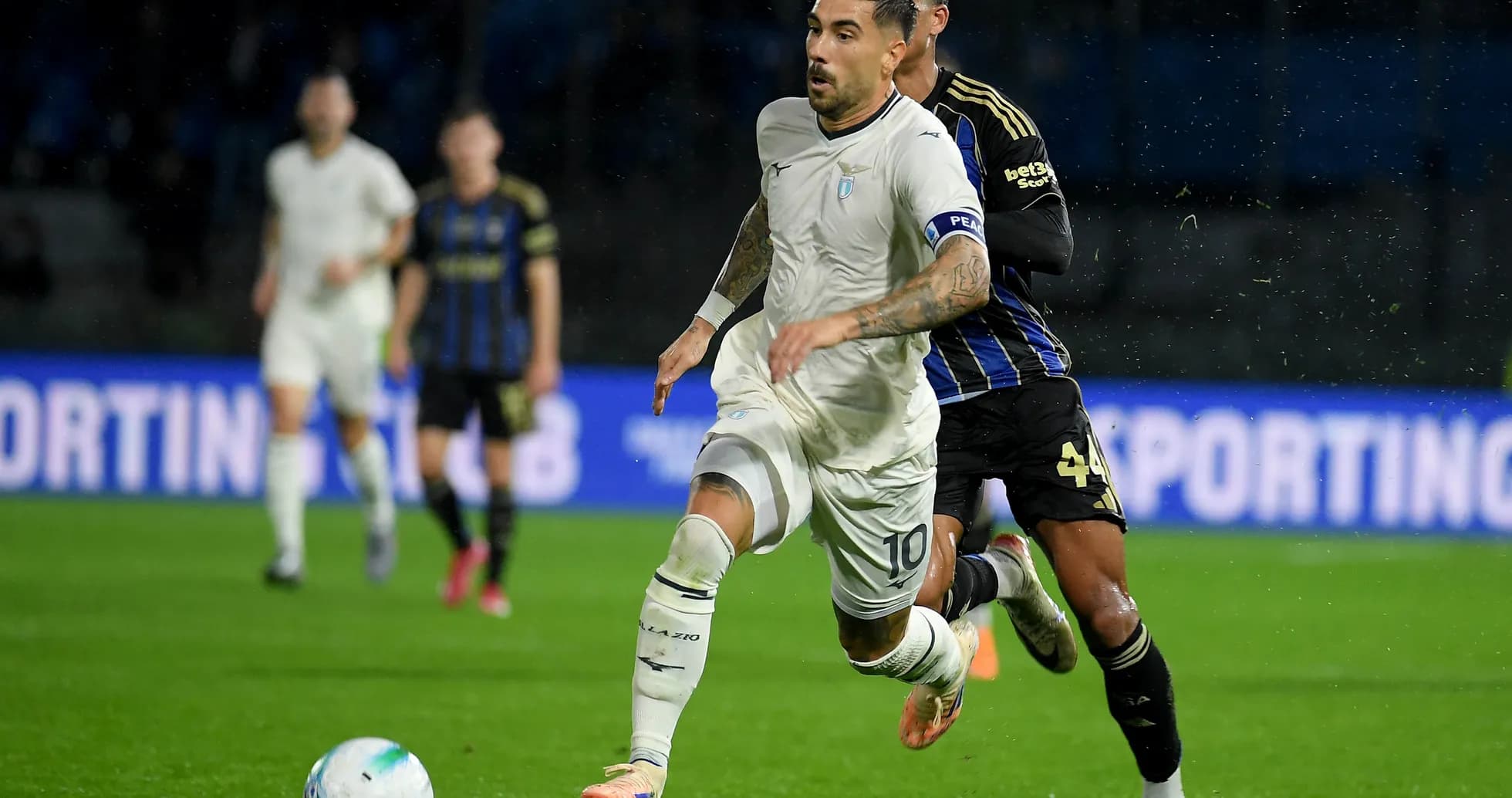 Lazio player dribbling past Pisa defender