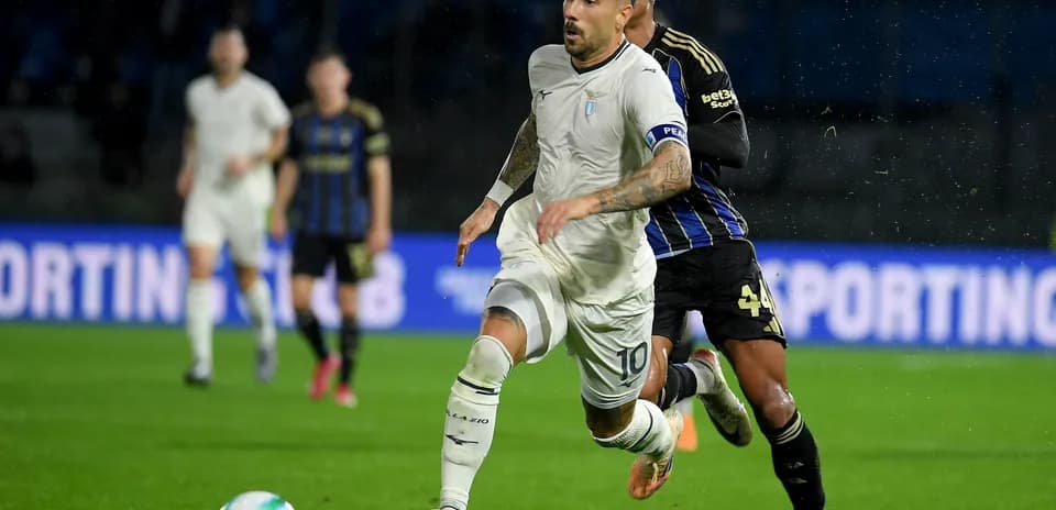 Lazio player dribbling past Pisa defender