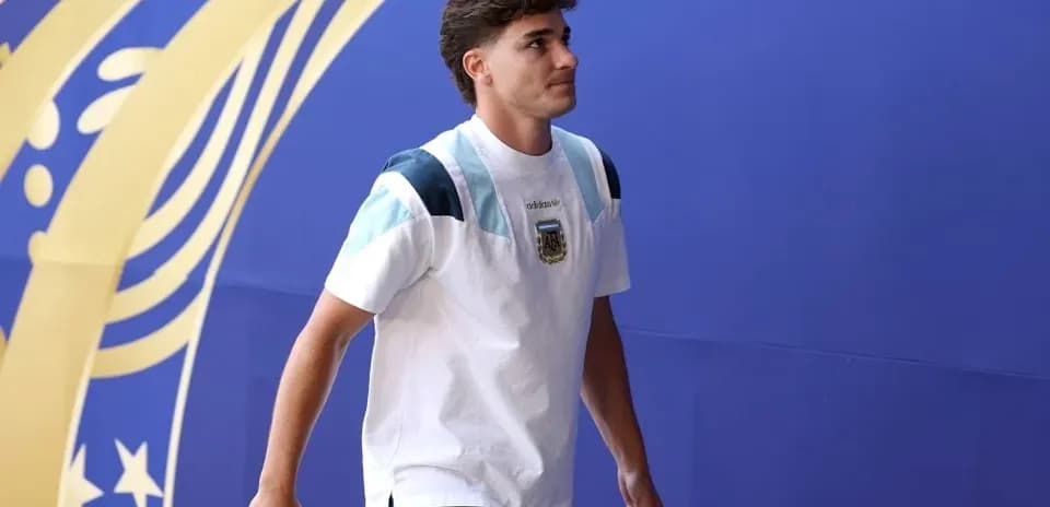 Player walking into venue wearing Argentina shirt