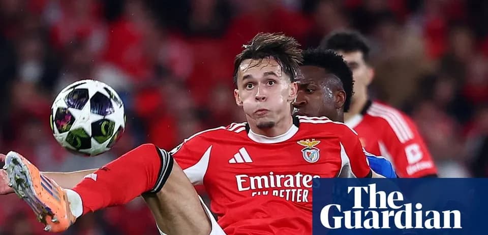 Benfica player juggling ball during match action
