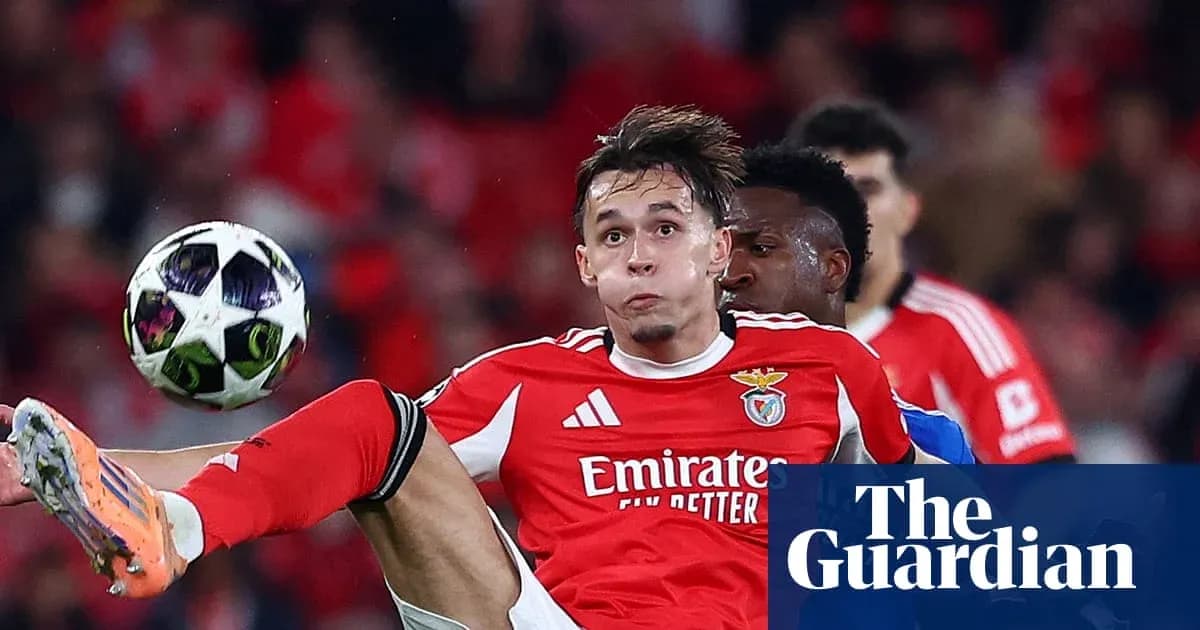 Benfica player juggling ball during match action