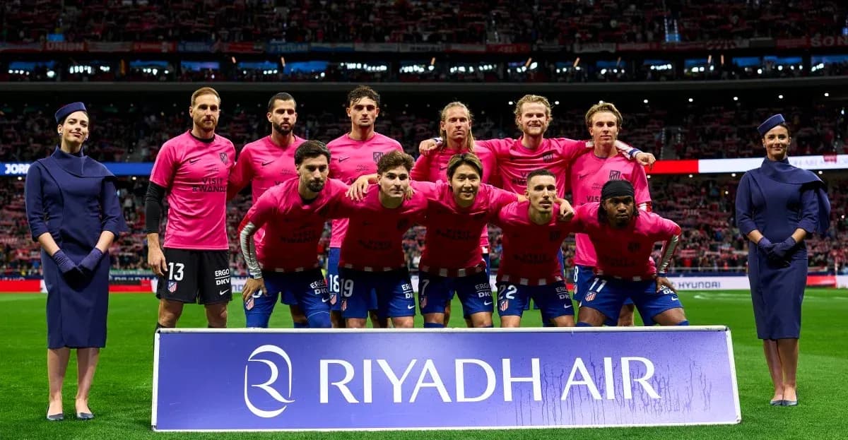 Atletico Madrid players posing with staff before match
