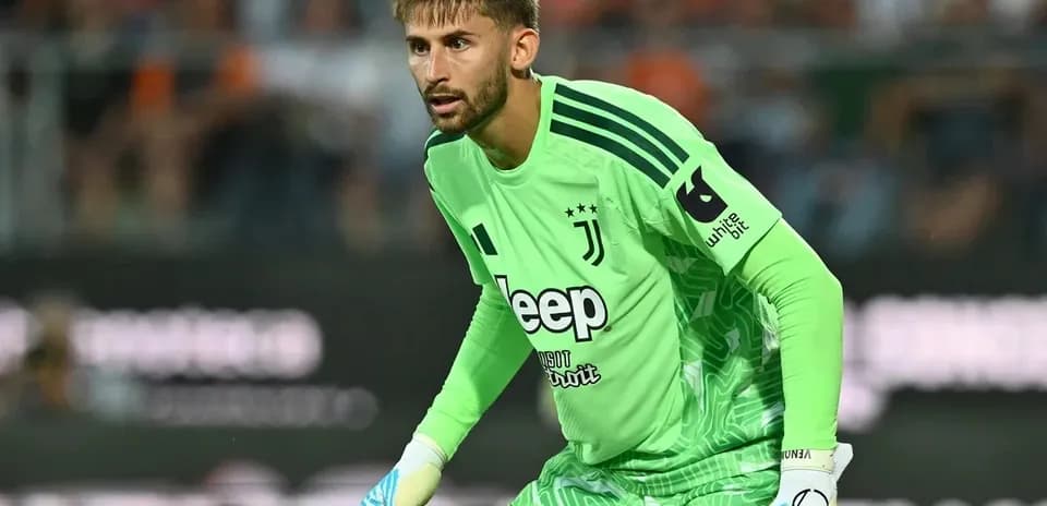 Juventus goalkeeper preparing for a play