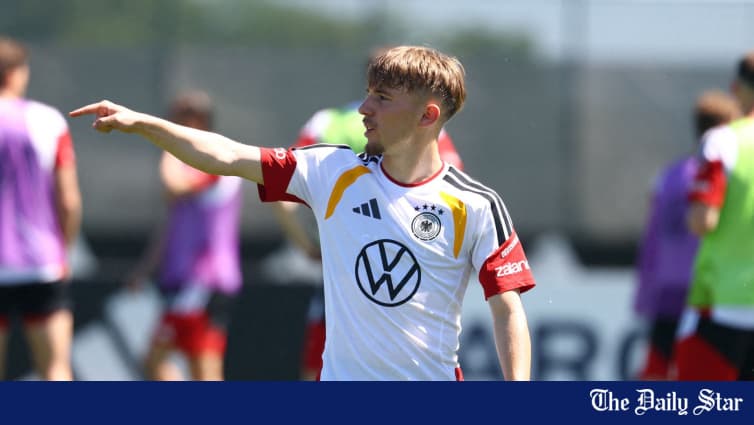 Player directing teammates during Germany training session