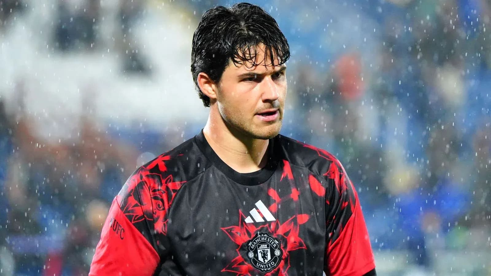 Goalkeeper in Manchester United kit during rain