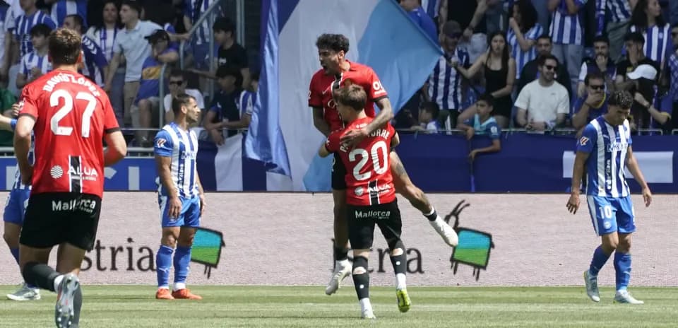 Players celebrating goal during Alaves vs Mallorca match