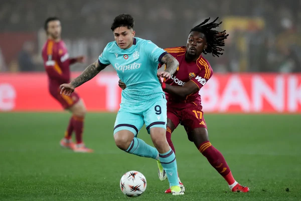 Bologna player dribbling against AS Roma defender