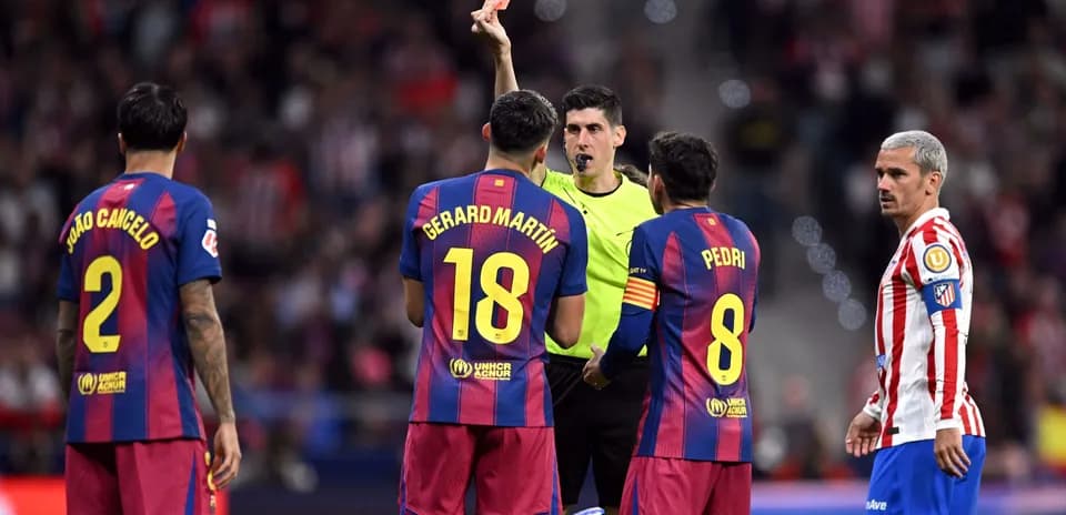 Referee showing red card to Barcelona players