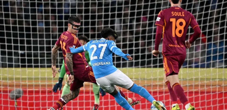 Player from Napoli attempting to score against Roma