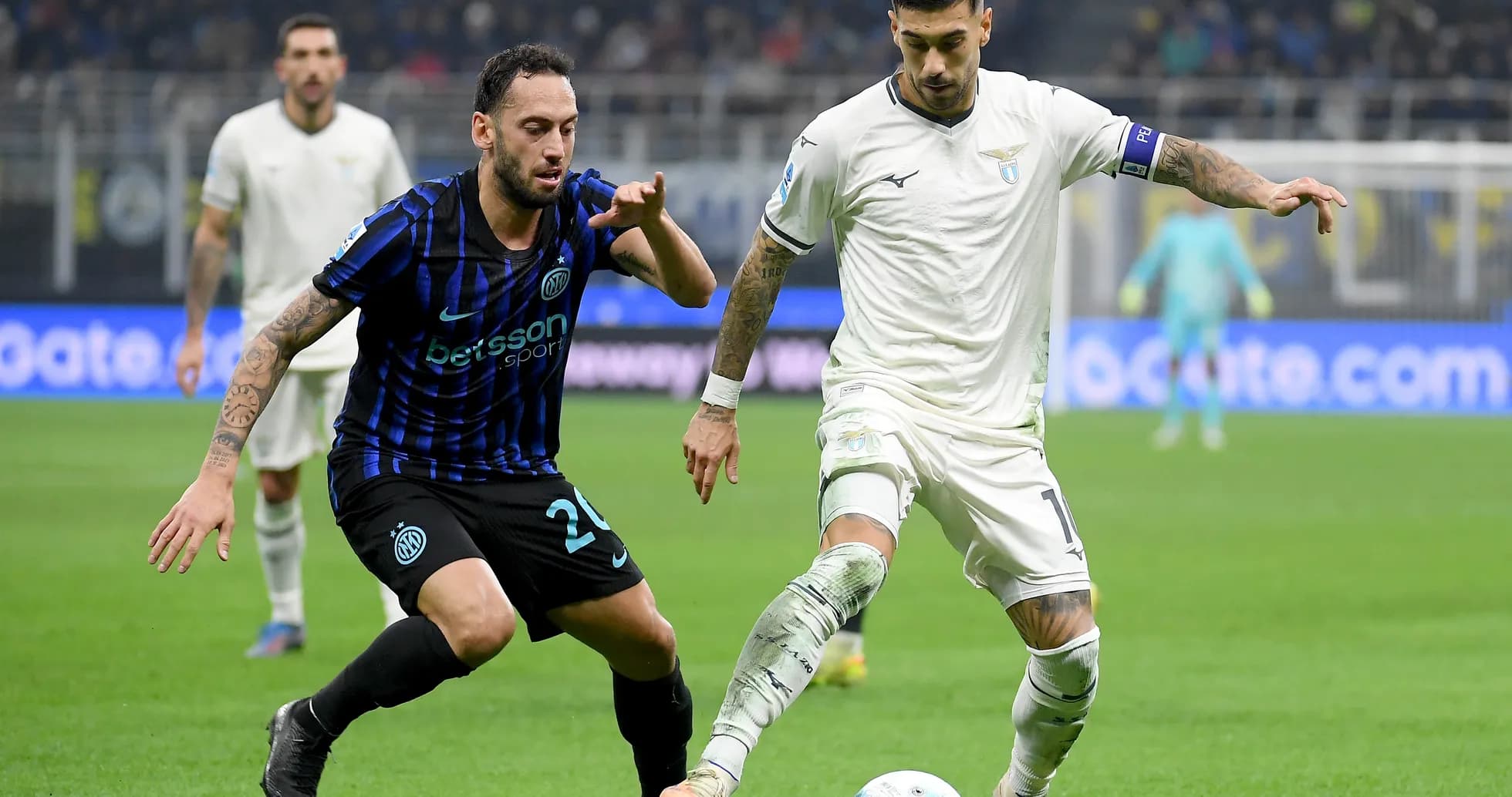 Lazio player dribbling past Inter defender