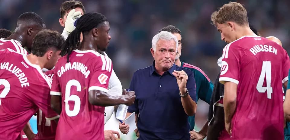 Jose Mourinho giving instructions to players during huddle